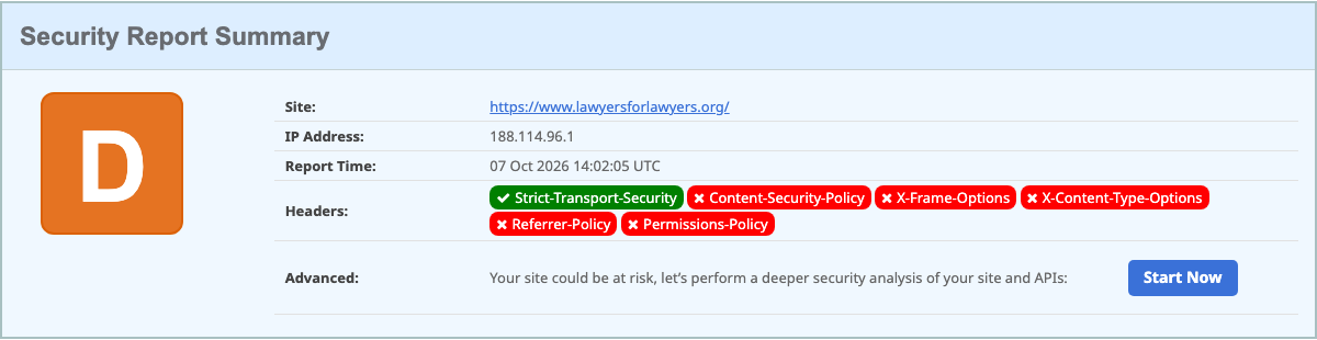 securityheaders.com geeft lawyersforlawyers.org het cijfer D. Alleen Strict-Transport-Security is groen, vijf headers zijn rood.